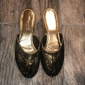 Trimcrest traditional India slippers shoes size 6